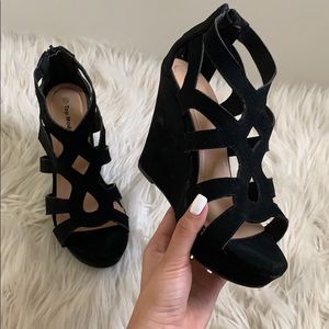 Black wedges